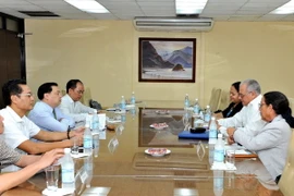 Đoàn cán bộ Ban Tuyên giáo Trung ương Đảng làm việc với lãnh đạo Ban Tư tưởng Trung ương Đảng Cộng sản Cuba. (Ảnh: Lê Hà/TTXVN)