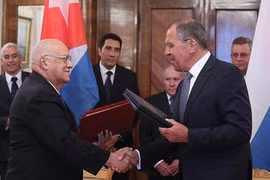 Phó Chủ tịch Hội đồng Bộ trưởng Cuba Ricardo Cabrisas và Ngoại trưởng Nga Sergei Lavrov. (Nguồn: cubadebate.cu)
