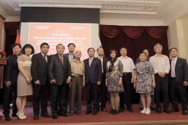 Thứ trưởng Bộ Ngoại giao Vũ Hồng Nam, Đại sứ Ngô Đức Mạnh chụp ảnh lưu niệm với Ban lãnh đạo Hội người Việt Nam tại Nga. (Ảnh: Hồng Quân/TTXVN)