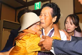 Cụ Kang Jung-ok (trái), 100 tuổi, sống ở Hàn Quốc gặp lại em gái Kang Jong Hwa (giữa), 85 tuổi, sống ở Triều Tiên tại cuộc đoàn tụ gia đình ly tán ở núi Kumgang ngày 24/8. (Ảnh: AFP/TTXVN)