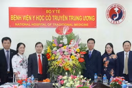 Trưởng Ban Tuyên giáo Trung ương đã đến thăm và chúc mừng các y, bác sỹ Bệnh viện Y học cổ truyền Trung ương. 
