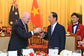 Chủ tịch nước Trần Đại Quang và Toàn quyền Australia Peter Cosgrove cùng nâng cốc chúc mừng mối quan hệ ngày càng tốt đẹp giữa Việt Nam và Australia. (Ảnh: Nhan Sáng/TTXVN)