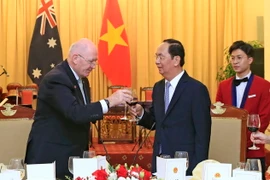 Chủ tịch nước Trần Đại Quang và Toàn quyền Australia Peter Cosgrove cùng nâng cốc chúc mừng mối quan hệ ngày càng tốt đẹp giữa Việt Nam và Australia. (Ảnh: Nhan Sáng/TTXVN)