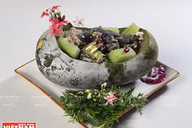 Thành phẩm món gà đen tần bí.