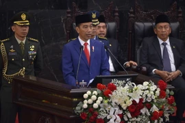 Tổng thống Indonesia Joko Widodo (giữa) phát biểu tại Quốc hội ở Jakarta ngày 16/8. (Ảnh: AFP/TTXVN)