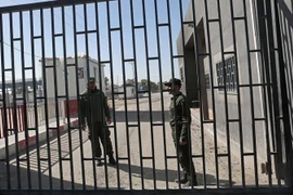 Lực lượng an ninh Palestine gác tại khu vực cửa khẩu Kerem Shalom sau khi cửa khẩu này bị Israel đóng cửa. (Nguồn: AFP/TTXVN)