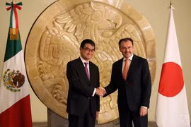 Ngoại trưởng Nhật Bản Taro Kono (trái) và Ngoại trưởng Mexico Luis Videgaray. (Nguồn: Reuters)