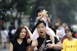 Người dân tại phố đi bộ khu vực hồ Gươm (Hà Nội). (Ảnh: Văn Điệp/TTXVN)