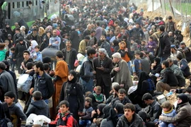 Người dân sơ tán khỏi thị trấn Hamouriyeh, Đông Ghouta, Syria ngày 15/3. (Nguồn: THX/TTXVN)