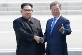 Tổng thống Hàn Quốc Moon Jae-in và nhà lãnh đạo Triều Tiên Kim Jong-un. (EPA- EFE/TTXVN)