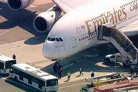 Máy bay của Hãng hàng không Emirates chở các hành khách bị ốm hạ cánh xuống sân bay quốc tế JFK ở New York (Mỹ) ngày 5/9. (Ảnh: AP/TTXVN)