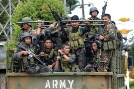 Binh sỹ Philippines tuần tra tại Marawi , đảo Mindanao, miền nam Philippines. (Nguồn: AFP/TTXVN)