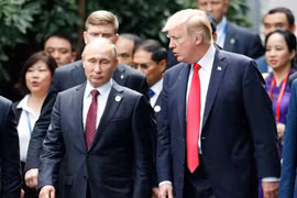 Tổng thống Mỹ Donald Trump và người đồng cấp Nga Vladimir Putin tại Hội nghị APEC diễn ra ở Đà Nẵng, Việt Nam. (Nguồn: Time)