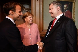 Cuộc họp ba bên của Tổng thống Pháp Emmanuel Macron (trái) và Tổng thống Ukraine Petro Poroshenko (phải) và Thủ tướng Đức Angela Merkel (giữa). (Nguồn: Unian)