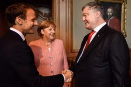 Cuộc họp ba bên của Tổng thống Pháp Emmanuel Macron (trái) và Tổng thống Ukraine Petro Poroshenko (phải) và Thủ tướng Đức Angela Merkel (giữa). (Nguồn: Unian)