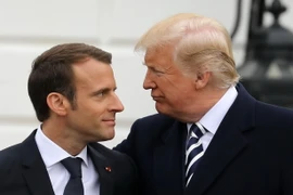 Tổng thống Pháp Emmanuel Macron (trái) và Tổng thống Mỹ Donald Trump trong cuộc gặp tại Washington DC., ngày 24/4. (Nguồn: AFP/TTXVN)