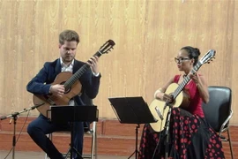 Tiết mục hòa tấu giữa nghệ sỹ Lorenzo Bernardi (Italy) và nghệ sỹ Thu Lê. (Ảnh: Gia Thuận/TTXVN) 