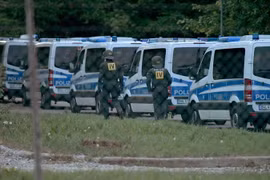 Cảnh sát tới một trung tâm người tị nạn ở bang Baden-Wuerttemberg. (Nguồn: AFP/TTXVN)