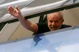 Ông Lula vẫy tay với hàng nghìn người ủng hộ ông tập trung bên ngoài tòa nhà. (AFP/TTXVN)