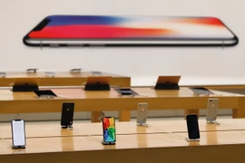 Điện thoại iPhone X của Apple được bày bán tại cửa hàng ở San Francisco, California, Mỹ. (Nguồn: AFP/TTXVN)