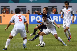 Pha tranh bóng quyết liệt giữa cầu thủ Phạm Đức Huy (thứ 2, phải) của Olympic Việt Nam và Kouta Wanabe (giữa, phía sau) của Olympic Nhật Bản trong trận đấu ở bảng D, ASIAD 2018 ở Cikarang, Indonesia ngày 19/8. (Ảnh: AFP/TTXVN)