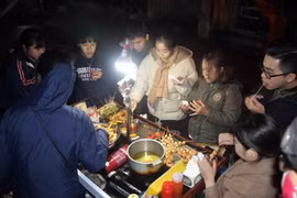 Những hàng ăn nóng tại khu vực trường đại học Bách Khoa Hà Nội thu hút rất đông khách trong những ngày rét đậm này. (Ảnh: Quang Quyết/TTXVN)