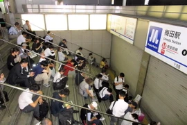 Người dân bị mắc kẹt tại ga tàu điện ngầm sau trận động đất ở Osaka, Nhật Bản ngày 18/6. (Ảnh: AFP/TTXVN)