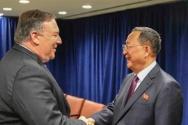 Ngoại trưởng Mỹ Mike Pompeo (trái) trong cuộc gặp Ngoại trưởng Triều Tiên Ri Yong-ho bên lề Khóa họp 73 Đại hội đồng LHQ ở New York (Mỹ) ngày 26/9/2018. (Ảnh: Yonhap/TTXVN)