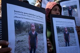 Bé gái Jakelin Ameí Caal tử vong tại khu lều tạm ở Tijuana, bang Baja California, Mexico, ngày 15/12/2018. (Ảnh: AFP/TTXVN)