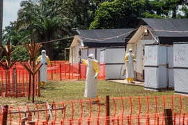 Khu vực cách ly để điều trị cho bệnh nhân nhiễm virus Ebola tại Trung tâm Y tế ở Iyonda, gần Mbandaka, Cộng hòa Dân chủ Congo. (Ảnh: AFP/TTXVN)