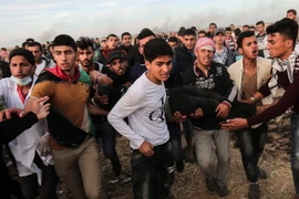 Người biểu tình Palestine sau cuộc đụng độ với các lực lượng Israel tại Khan Yunis, phía nam Dải Gaza ngày 2/4. (Nguồn: AFP/TTXVN)