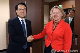 Ông Lee Do-hoon và bà Susan Thornton. (Nguồn: Yonhap)