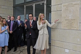 Bộ trưởng Tài chính Mỹ Steve Mnuchin (giữa, trái) và con gái Tổng thống Mỹ, cô Ivanka Trump (phải) chính thức khai trương Đại sứ quán Mỹ tại Jerusalem ngày 14/5. (Nguồn: AFP/TTXVN)