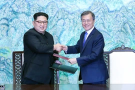 Nhà lãnh đạo Triều Tiên Kim Jong-un (ảnh, trái) và Tổng thống Hàn Quốc Moon Jae-in (ảnh, phải) ký kết Tuyên bố Panmunjom hôm 27/4. (Nguồn: THX/TTXVN)