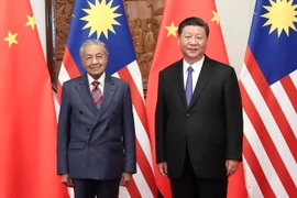 Chủ tịch Trung Quốc Tập Cận Bình (phải) và Thủ tướng Malaysia Mahathir Mohamad trong cuộc gặp tại Bắc Kinh ngày 20/8. (Ảnh: THX/TTXVN)