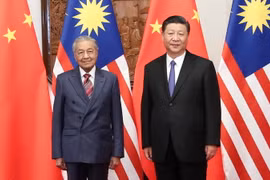Chủ tịch Trung Quốc Tập Cận Bình (phải) và Thủ tướng Malaysia Mahathir Mohamad trong cuộc gặp tại Bắc Kinh ngày 20/8. (Ảnh: THX/TTXVN)