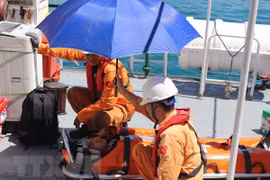 Cấp cứu kịp thời một công nhân bị tai nạn trên biển Trường Sa