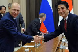 Tổng thống Nga Vladimir Putin và Thủ tướng Nhật Bản Shinzo Abe. (Nguồn: AP)