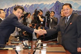 Thứ trưởng Giao thông Hàn Quốc Kim Jeong-ryeol (trái) và người đồng cấp Triều Tiên Kim Yun-hyok tại cuộc họp về kết nối và hiện đại hóa đường sắt xuyên biên giới tại làng đình chiến Panmunjom ngày 26/6. (Ảnh: Yonhap/TTXVN)