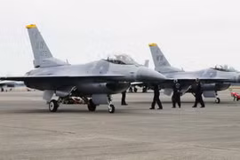 Máy bay chiến đấu F-16 của Mỹ tại căn cứ không quân ở Miyazaki , Nhật Bản chuẩn bị cho cuộc tham gia tập trận chung Mỹ-Nhật Bản. (Nguồn: Kyodo/TTXVN)