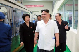 Nhà lãnh đạo Triều Tiên Kim Jong-un thăm một nhà máy nước khoáng ở thủ đô Bình Nhưỡng năm 2017. (Nguồn: YONHAP/TTXVN)