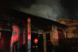 [Video] Cháy lớn tại dãy nhà tập thể cũ ở trung tâm thành phố Vinh