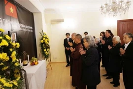 Đại diện các hội đoàn người Việt tại Cộng hòa Séc viếng Chủ tịch nước Trần Đại Quang. (Ảnh: Hồng Kỳ/TTXVN)