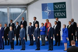 Lãnh đạo các nước thành viên NATO chụp ảnh chung tại hội nghị ở Brussels, Bỉ ngày 11/7. (Nguồn: THX/TTXVN)