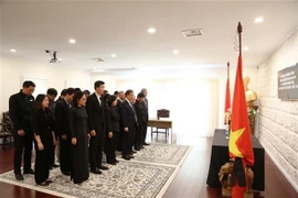 Đại sứ Ngô Hướng Nam cùng toàn thể cán bộ, nhân viên Đại sứ quán Việt Nam tại Australia viếng Chủ tịch nước Trần Đại Quang. (Ảnh: Khánh Linh/TTXVN)