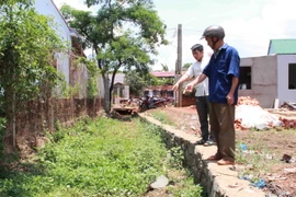 Con suối chảy qua thôn đã bị san lấp để làm nhà ở. (Ảnh: Phạm Cường/TTXVN)