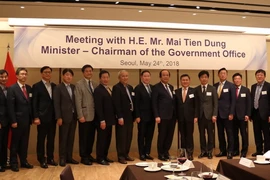 Bộ trưởng, Chủ nhiệm Văn phòng Chính phủ Mai Tiến Dũng chụp ảnh lưu niệm với các nhà đầu tư Hàn Quốc. (Ảnh: Mạnh Hùng/TTXVN)