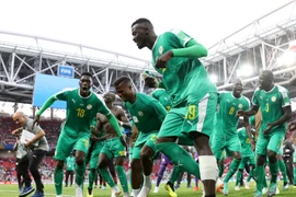 Cầu thủ Mbaye Niang (trước) ăn mừng chiến thắng cùng đồng đội trong trận gặp Ba Lan. (Ảnh: THX/TTXVN)