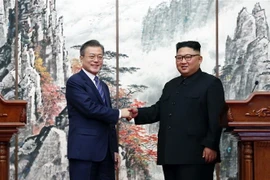Nhà lãnh đạo Triều Tiên Kim Jong-un (phải) và Tổng thống Hàn Quốc Moon Jae-in trong cuộc họp báo chung thông báo kết quả cuộc hội đàm thượng đỉnh tại Bình Nhưỡng ngày 19/9/2018. Ả(nh: THX/TTXVN)