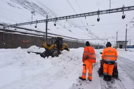 Công nhân dọn tuyết phủ kín đường ray tại ga tàu hỏa Zermatt, Thụy Sĩ ngày 9/1. (Nguồn: AFP/TTXVN)